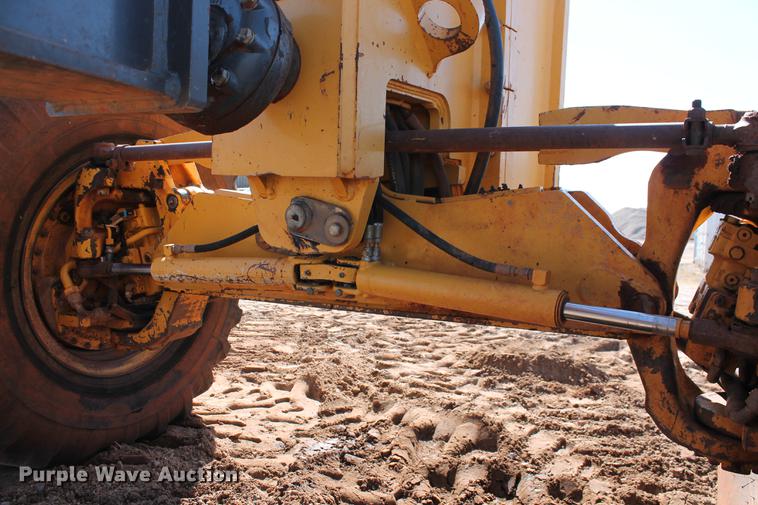 image for item DB5168 2005 John Deere 672D motor grader