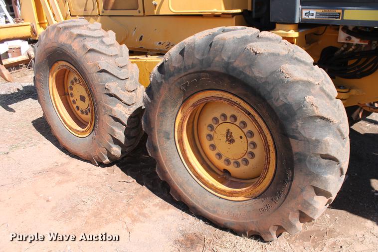 image for item DB5168 2005 John Deere 672D motor grader