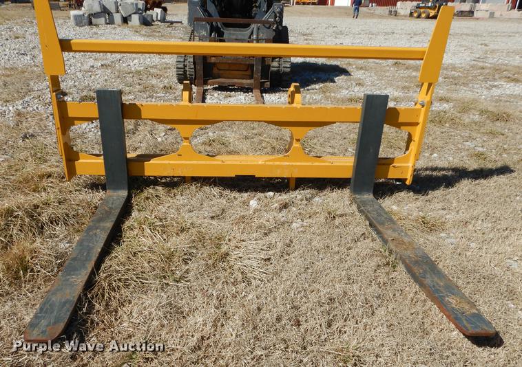 image for item DC0303 John Deere Worksite Pro loader pallet forks