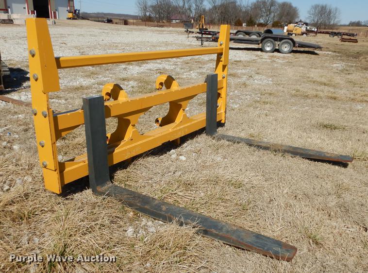 image for item DC0303 John Deere Worksite Pro loader pallet forks