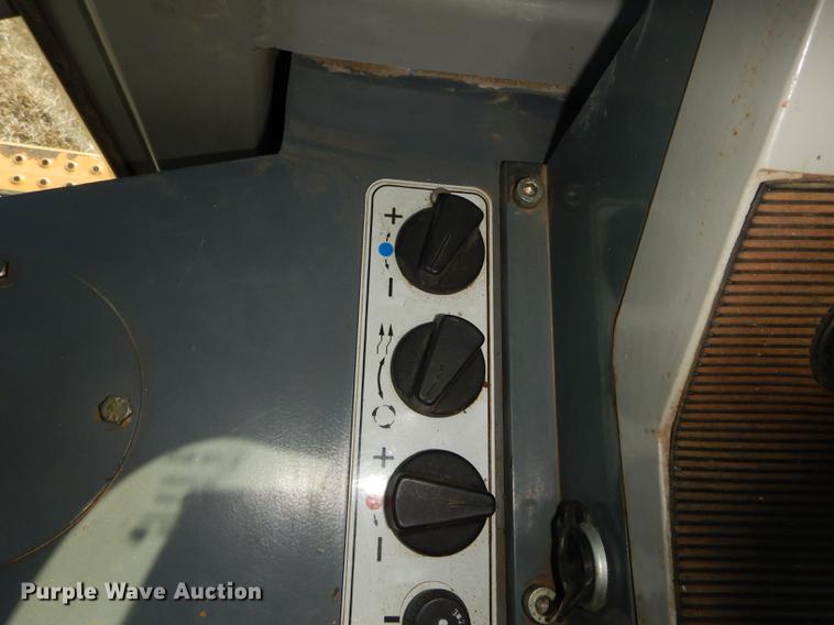 image for item DC0338 2000 John Deere 655C track loader