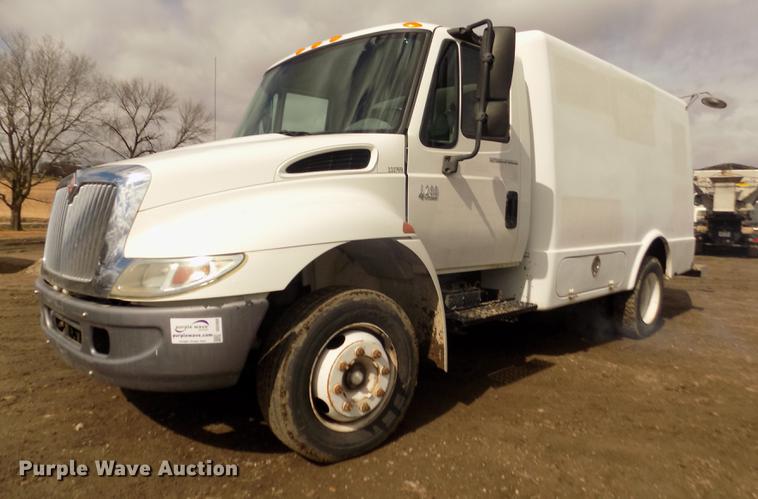 image for item DD2868 2004 International 4200 liquid distributor truck