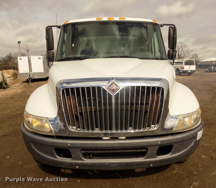 image for item DD2868 2004 International 4200 liquid distributor truck