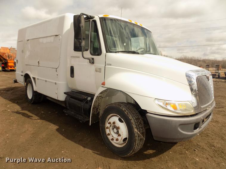 image for item DD2868 2004 International 4200 liquid distributor truck