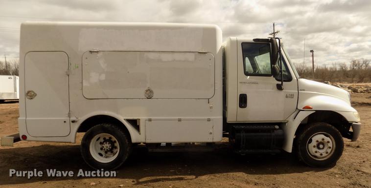 image for item DD2868 2004 International 4200 liquid distributor truck