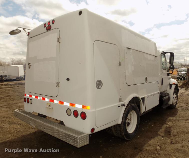 image for item DD2868 2004 International 4200 liquid distributor truck