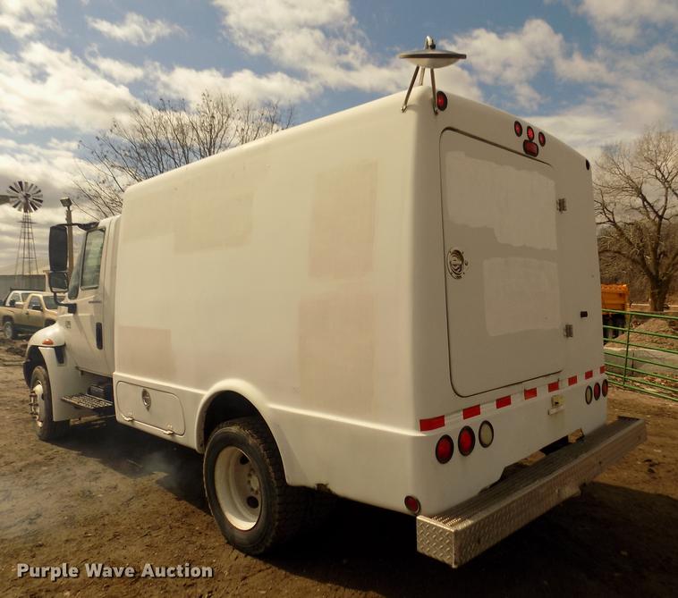 image for item DD2868 2004 International 4200 liquid distributor truck