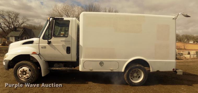 image for item DD2868 2004 International 4200 liquid distributor truck