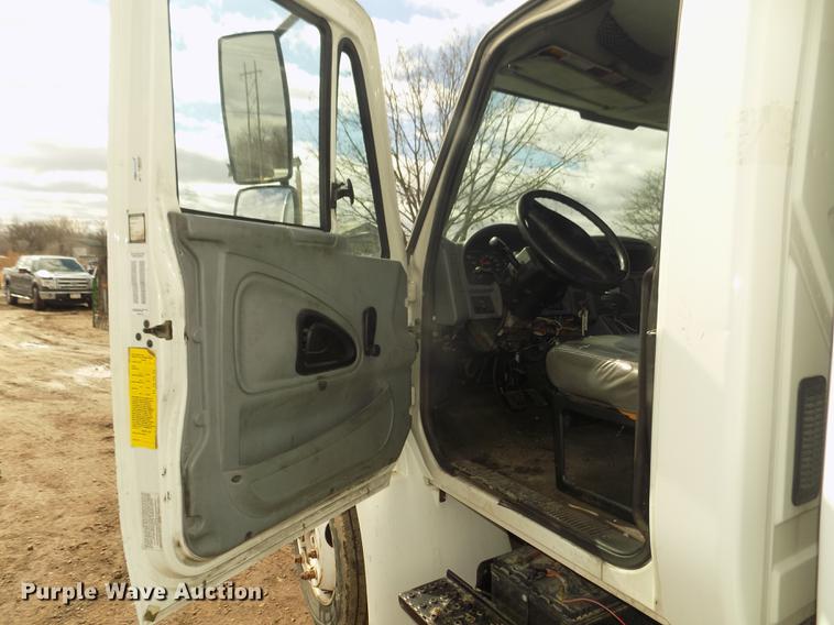 image for item DD2868 2004 International 4200 liquid distributor truck