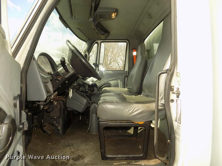 image for item DD2868 2004 International 4200 liquid distributor truck