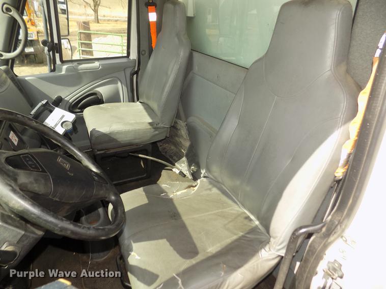 image for item DD2868 2004 International 4200 liquid distributor truck