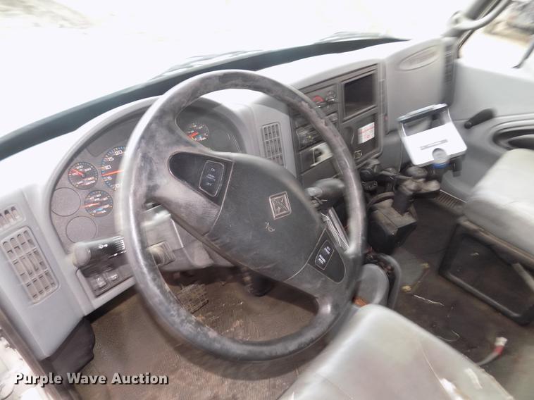 image for item DD2868 2004 International 4200 liquid distributor truck