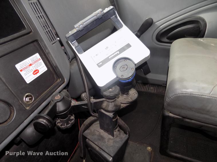 image for item DD2868 2004 International 4200 liquid distributor truck