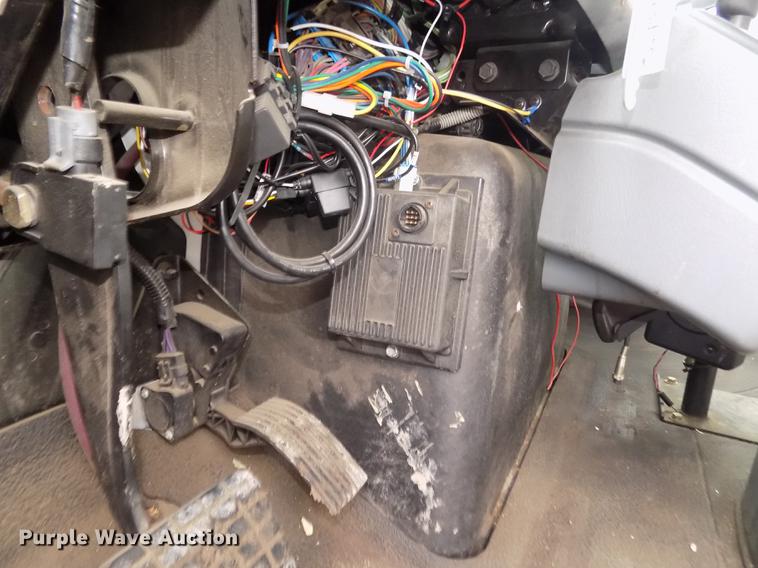 image for item DD2868 2004 International 4200 liquid distributor truck