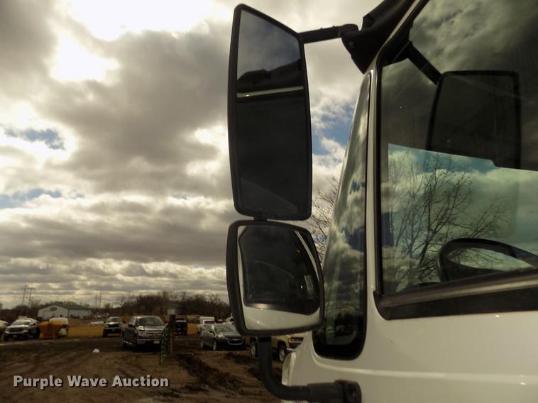 image for item DD2868 2004 International 4200 liquid distributor truck