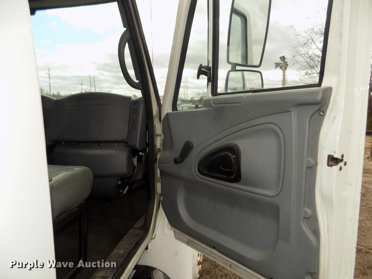 image for item DD2868 2004 International 4200 liquid distributor truck