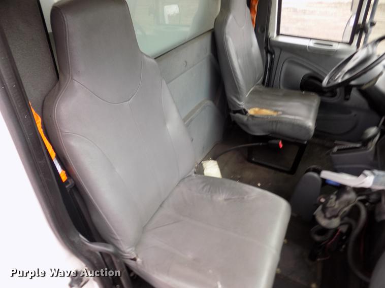 image for item DD2868 2004 International 4200 liquid distributor truck