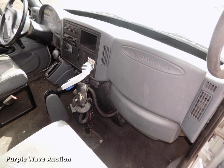 image for item DD2868 2004 International 4200 liquid distributor truck