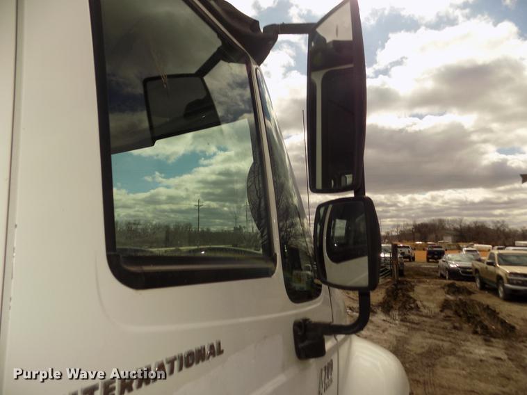 image for item DD2868 2004 International 4200 liquid distributor truck