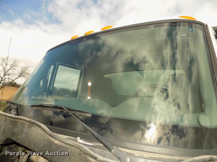 image for item DD2868 2004 International 4200 liquid distributor truck