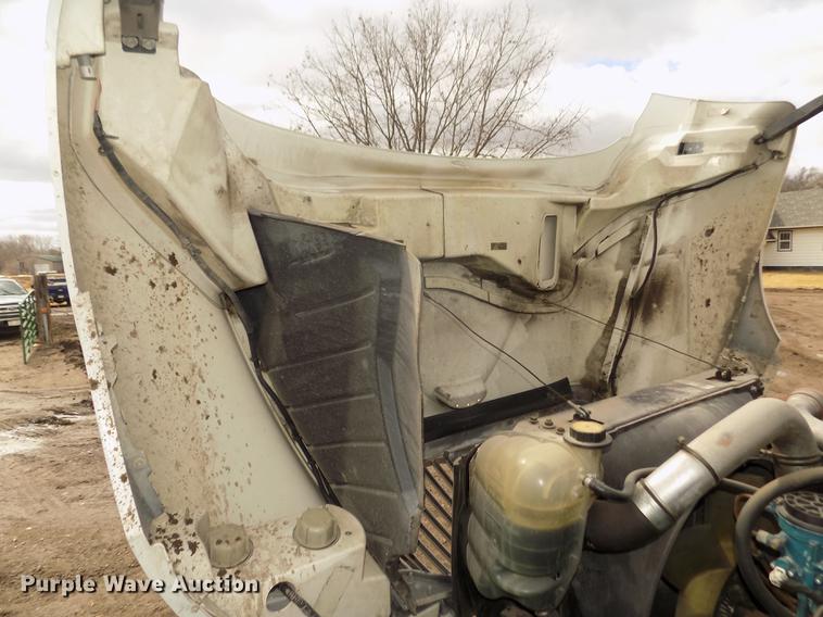 image for item DD2868 2004 International 4200 liquid distributor truck