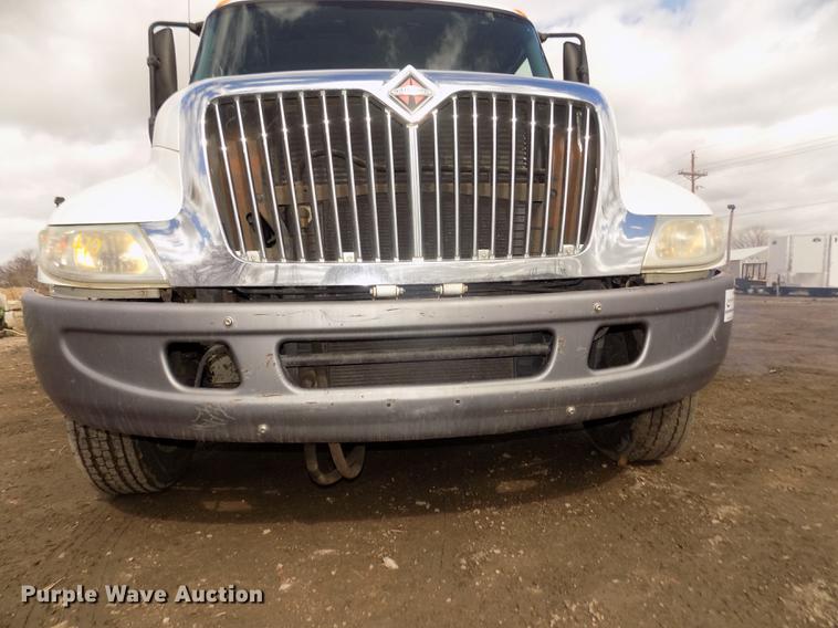 image for item DD2868 2004 International 4200 liquid distributor truck