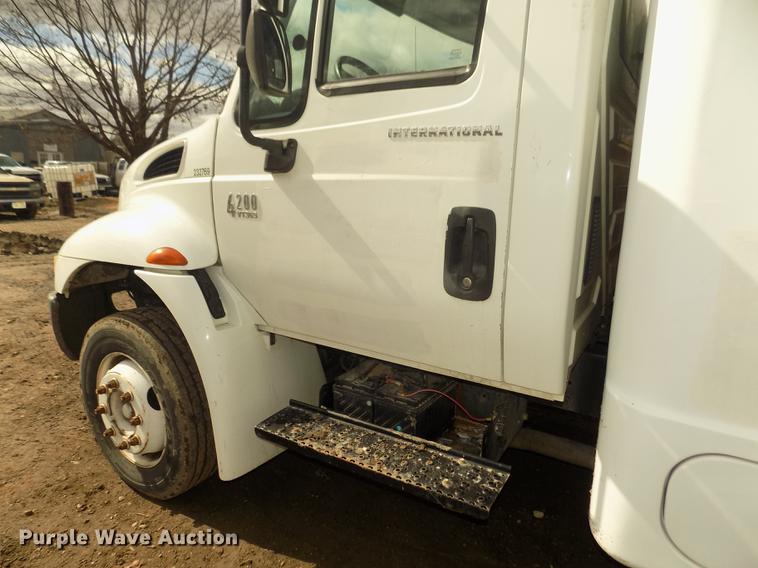 image for item DD2868 2004 International 4200 liquid distributor truck