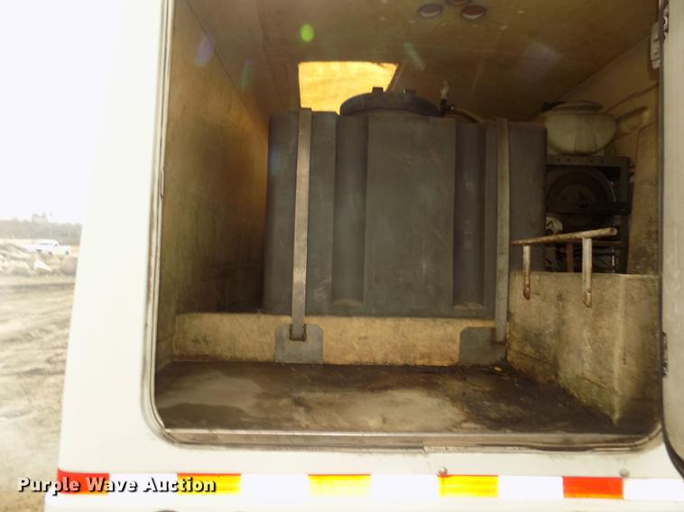 image for item DD2868 2004 International 4200 liquid distributor truck