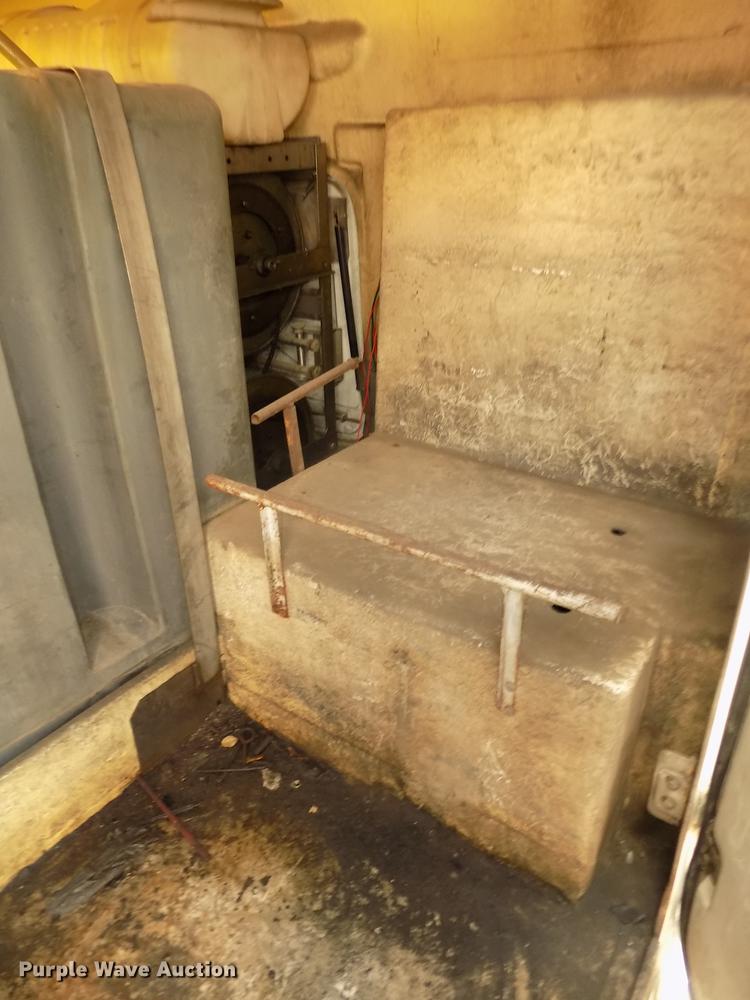 image for item DD2868 2004 International 4200 liquid distributor truck