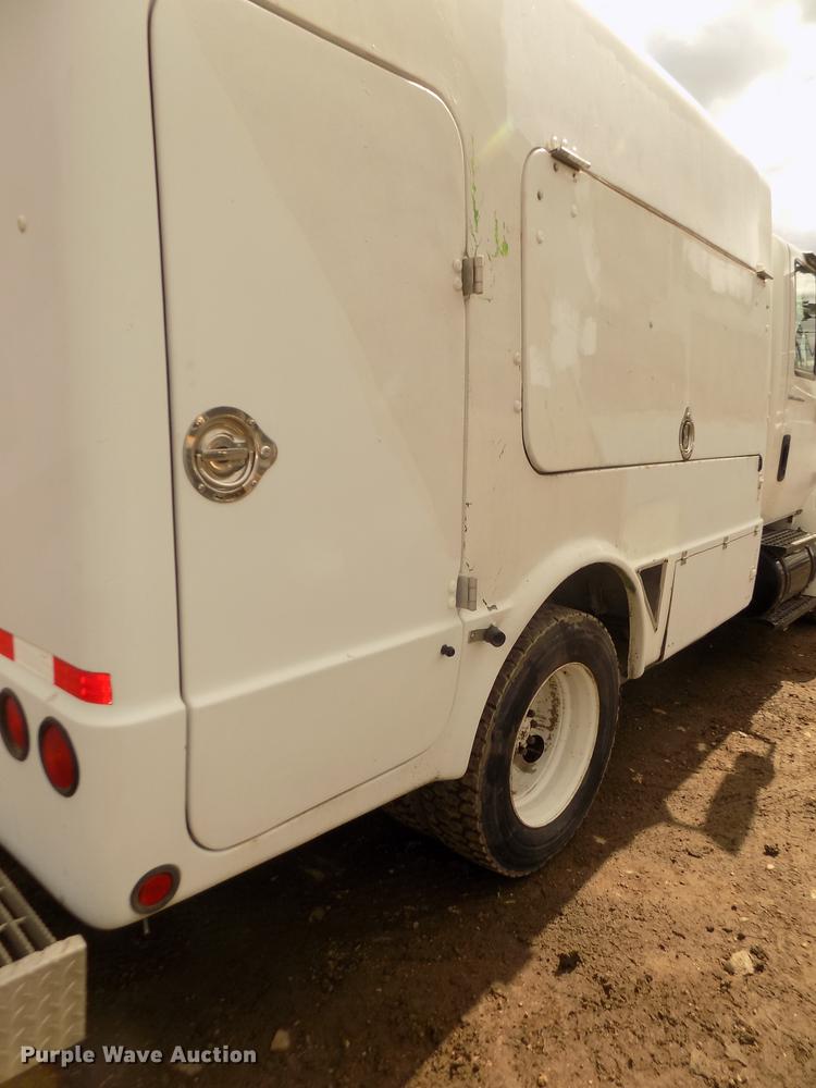 image for item DD2868 2004 International 4200 liquid distributor truck