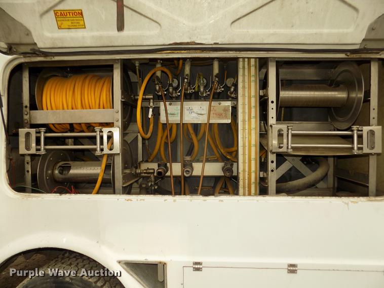 image for item DD2868 2004 International 4200 liquid distributor truck