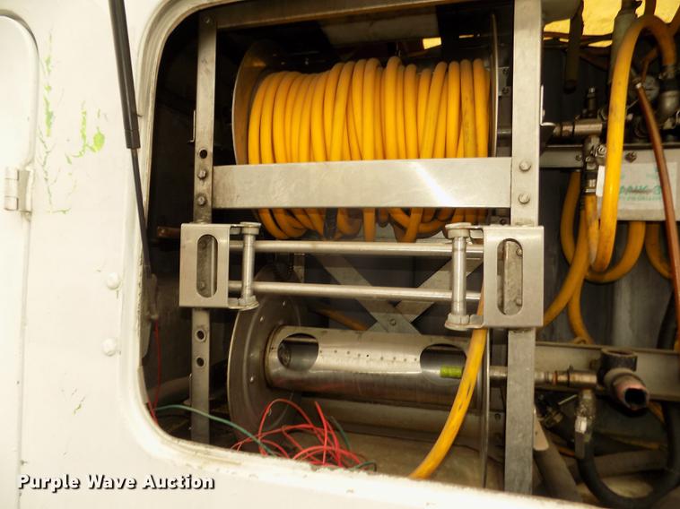 image for item DD2868 2004 International 4200 liquid distributor truck