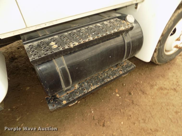 image for item DD2868 2004 International 4200 liquid distributor truck