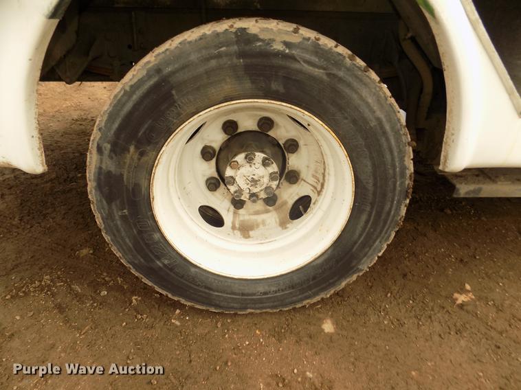 image for item DD2868 2004 International 4200 liquid distributor truck