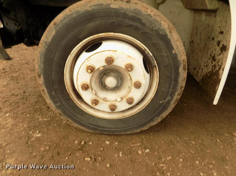 image for item DD2868 2004 International 4200 liquid distributor truck