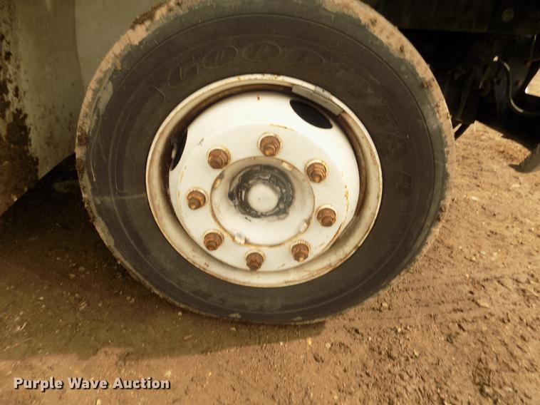 image for item DD2868 2004 International 4200 liquid distributor truck