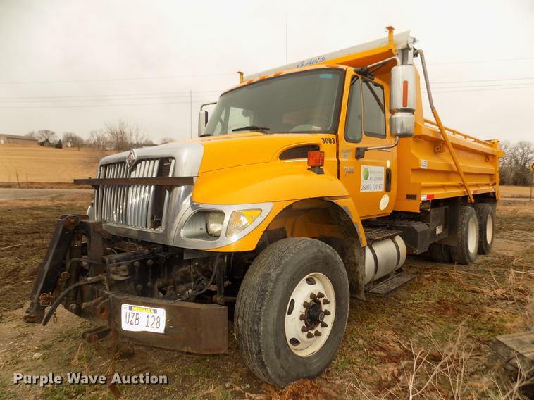 image for item DD2870 2006 International 7400 dump truck