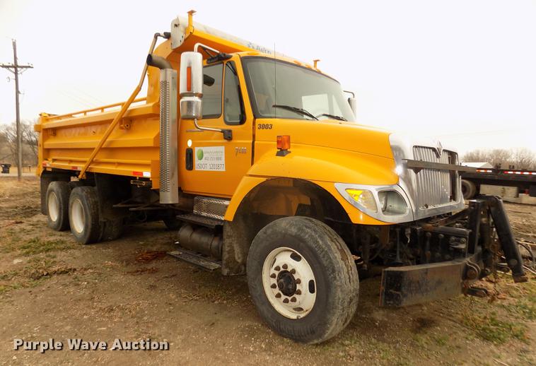 image for item DD2870 2006 International 7400 dump truck