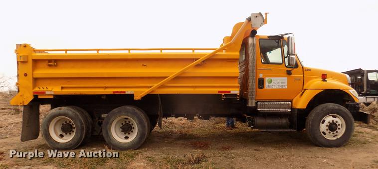 image for item DD2870 2006 International 7400 dump truck