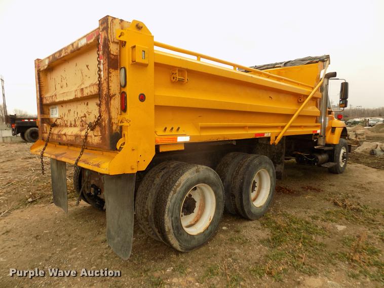 image for item DD2870 2006 International 7400 dump truck