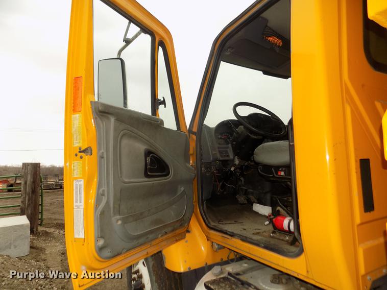 image for item DD2870 2006 International 7400 dump truck
