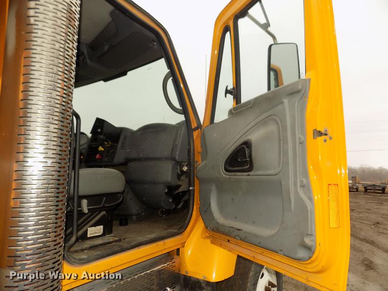 image for item DD2870 2006 International 7400 dump truck