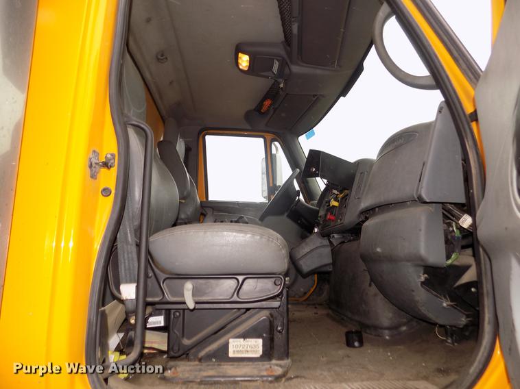 image for item DD2870 2006 International 7400 dump truck