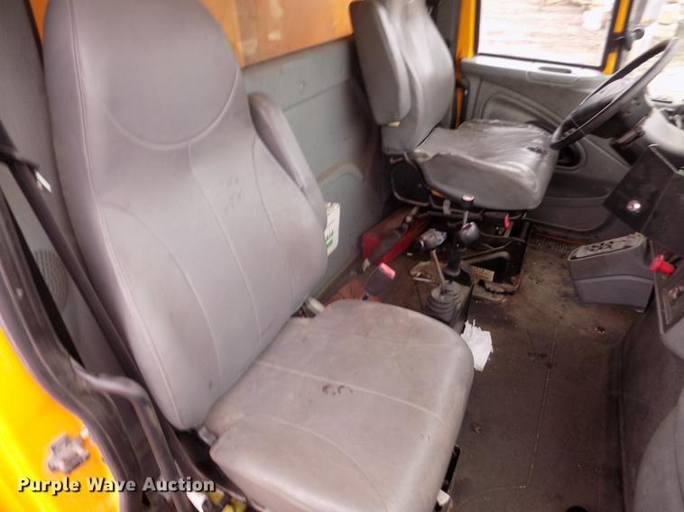 image for item DD2870 2006 International 7400 dump truck