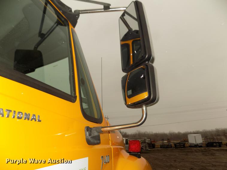 image for item DD2870 2006 International 7400 dump truck