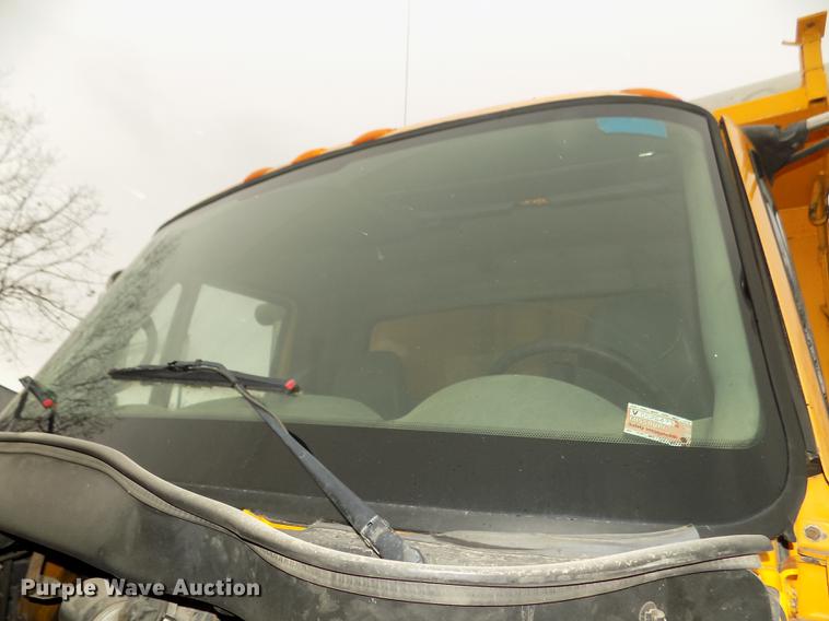 image for item DD2870 2006 International 7400 dump truck