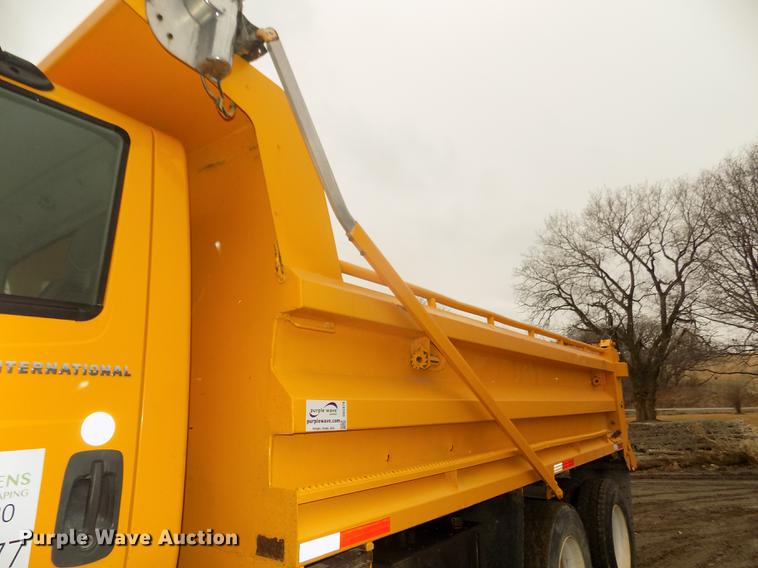 image for item DD2870 2006 International 7400 dump truck