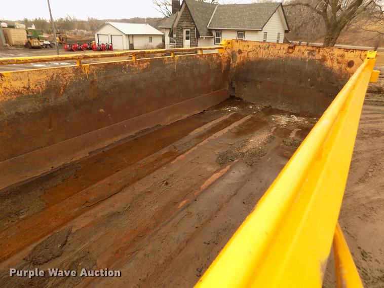 image for item DD2870 2006 International 7400 dump truck