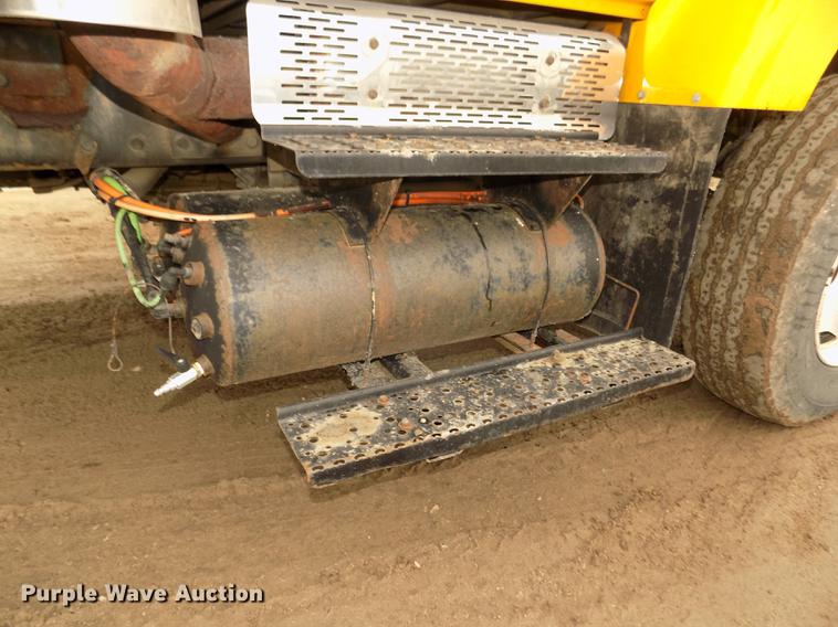 image for item DD2870 2006 International 7400 dump truck