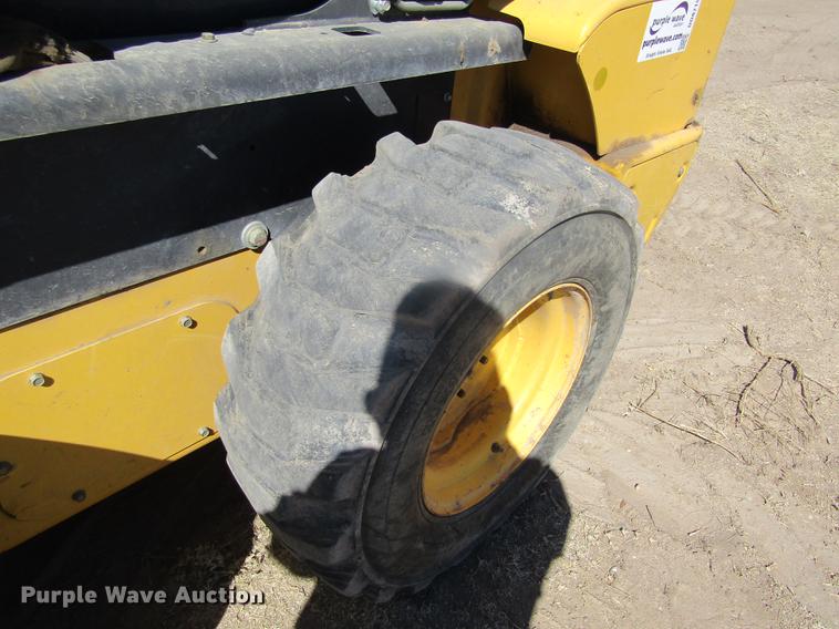 image for item DD8719 2012 New Holland L220 skid steer